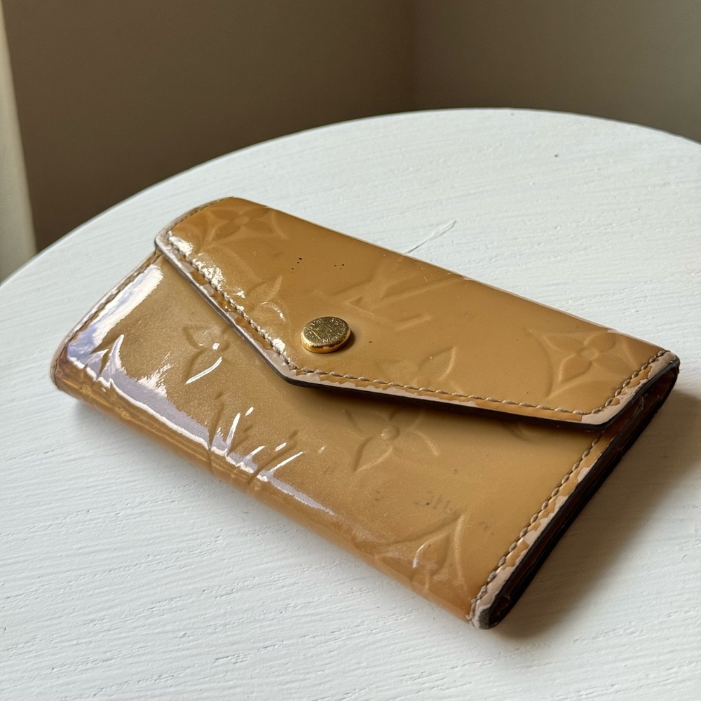 SOLD. Authentic LOUIS VUITTON Vernis Key Holder- Yellow Cream